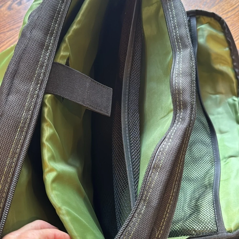 Targus black multi-zipper pockets padded laptop messenger bag.